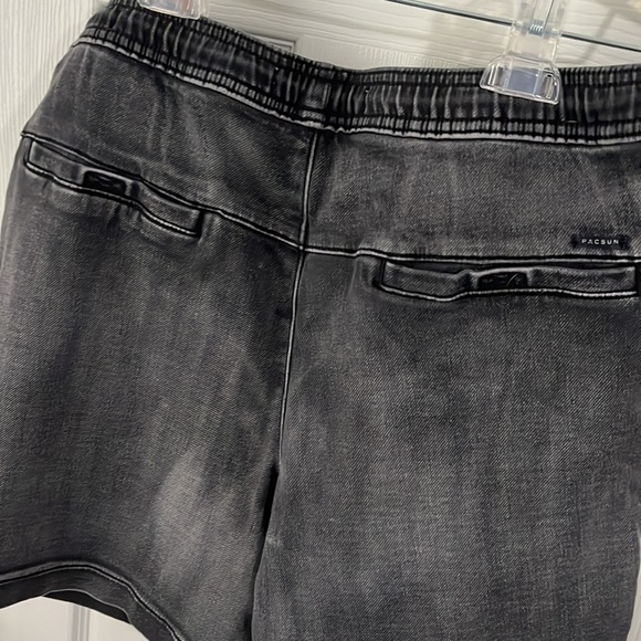 PacSun Charcoal Volley Shorts - size Medium. - Picture 8 of 8